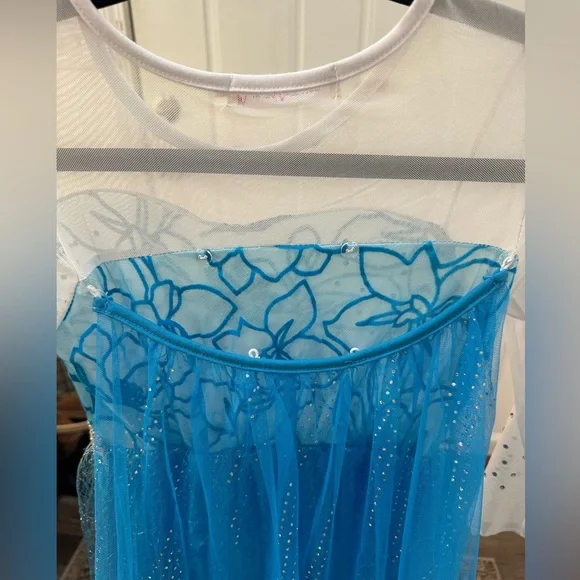 Size 7/8 Elsa Halloween dress with detachable cape and gloves. - Picture 5 of 8